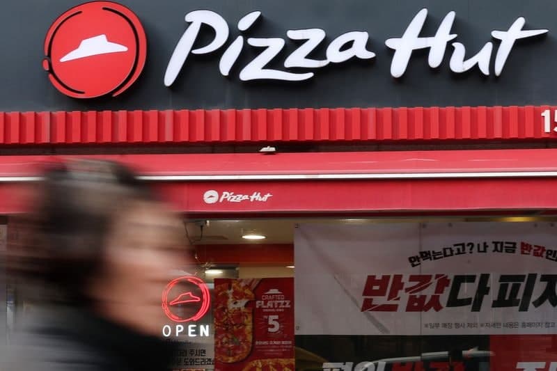 "도미노에 밀리고 비만약에 치이고"...피자헛, 실적 부진에 결국 2조 3천억원에 매각