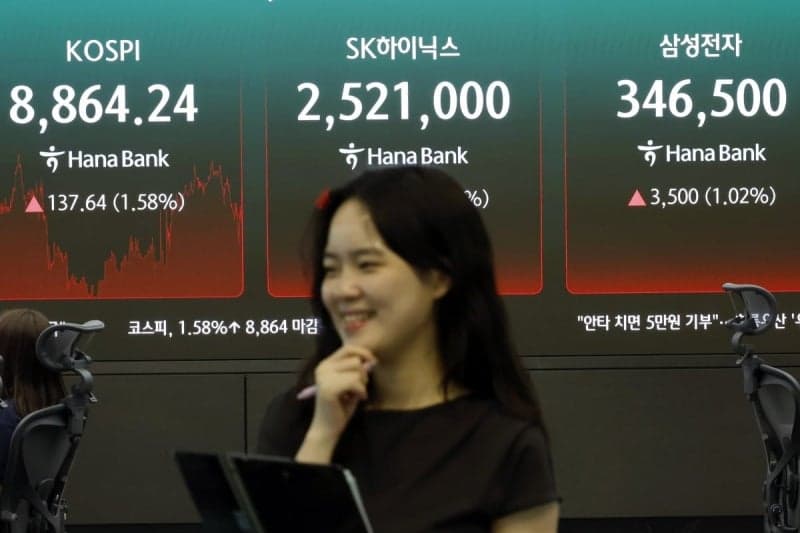 "100조 주주환원 기대" SK하이닉스·SK스퀘어 나란히 최고가…코스피 8800 뚫었다