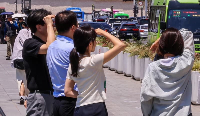 낮 최고 33도 무더위, 영남 첫 폭염주의보…곳곳 천둥·번개 동반 소나기