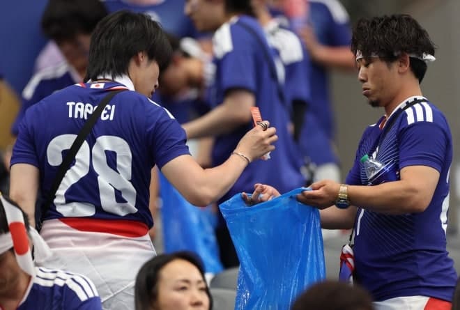 “집안일 좀 그렇게 해봐라”…日 축구팬 ‘경기장 청소 문화’ 자국서 역풍