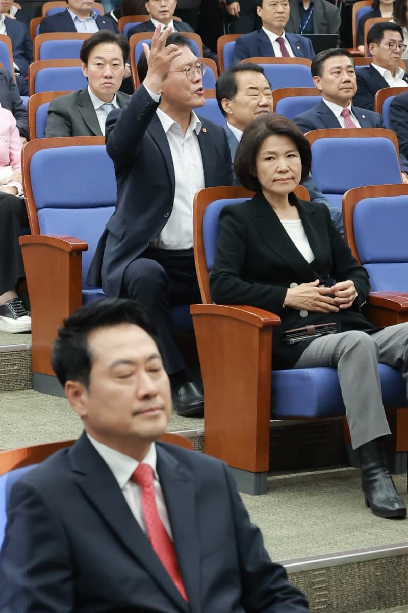 "최악의 당"vs"나가서 하라"…국힘 의총, 시작부터 공개 충돌