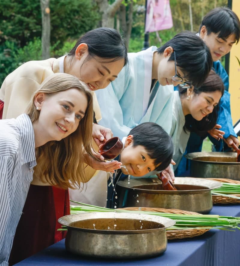 외국인도 신기한 '창포물에 머리 감고 나쁜 기운 물리쳐요'…여름의 시작 단오 세시풍속