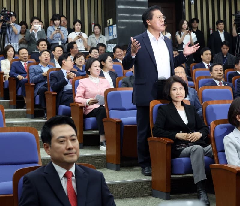 국힘 의총, '장동혁 거취·선거 소청' 격돌…시작부터 고성 오가며 파열음