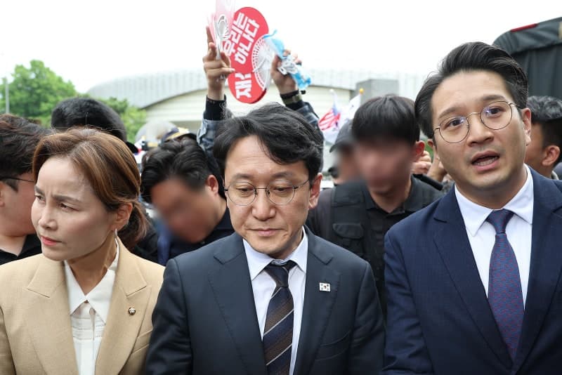 與 원내지도부, 올림픽공원 봉쇄 시위 현장 첫 방문…"나가라" 항의에 15분 만에 발길 돌려
