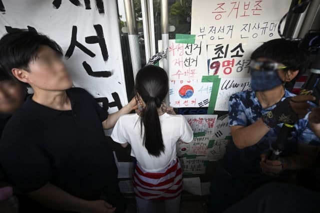 개표소 봉쇄 시위대 갈등 격화, 경찰 수사 착수