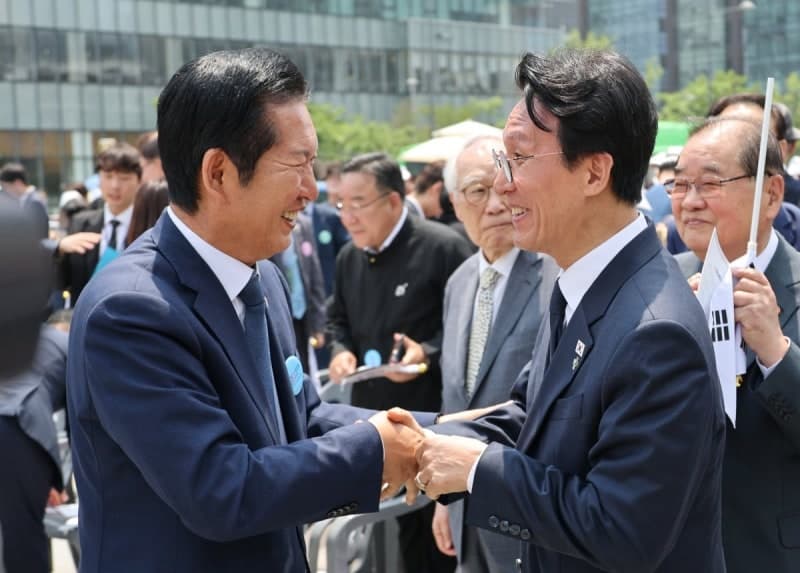 李 대통령 귀국에 '명·청 갈등설' 분수령…정청래 공항 나올까