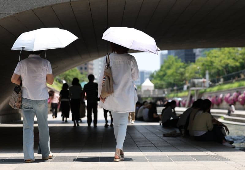 전국 30도 안팎 무더위 계속…오후 곳곳 천둥·번개 동반 소나기