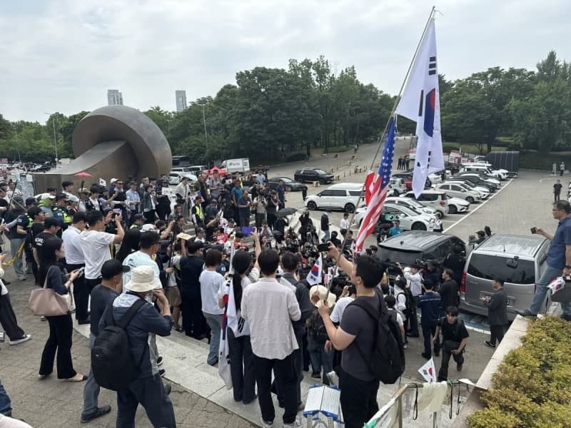 與 원내지도부, 잠실 개표소 진입하려다 시위대에 막혀 발길 돌려