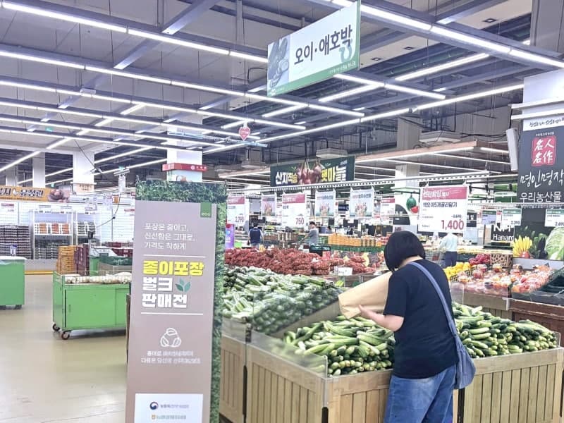 하나로마트, 비닐 대신 친환경 종이봉투 시범 운영…고객 77% "사용 의향"