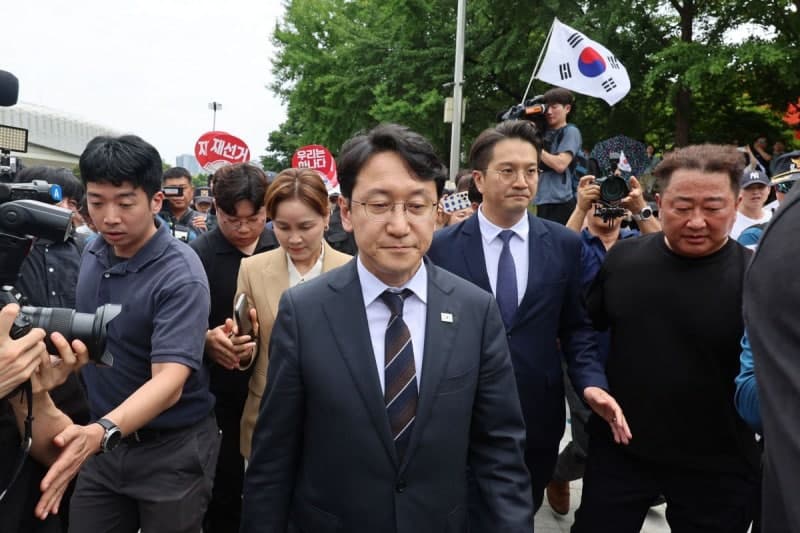 개표소 찾은 민주당 의원들, "나가라" 야유에 10분 만에 발길 돌려