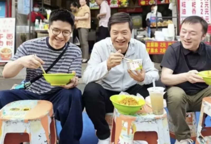 샤오미 CEO, 우한 길거리 음식 '먹방'…"젠슨 황 짜장면 먹방과 비슷"