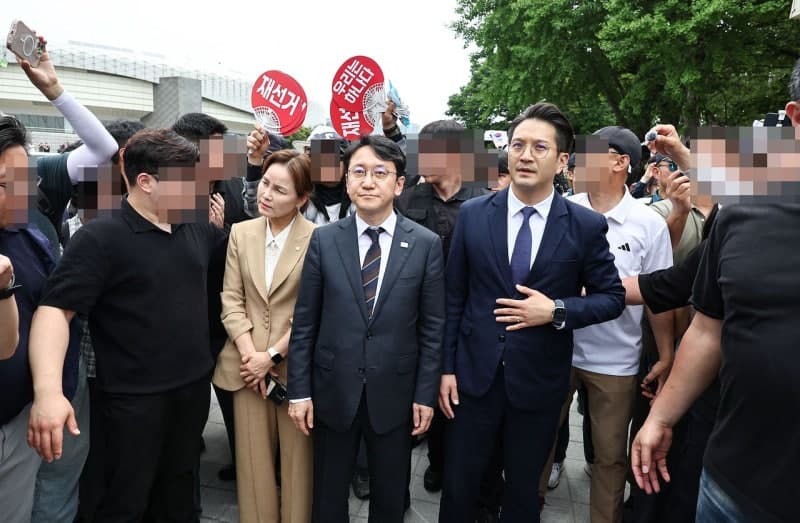잠실 개표소 찾은 與의원들 "여기 왜 왔냐" 시위대 반발에 14분 만에 철수