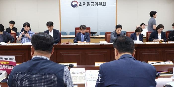 최저임금 '업종별 차등 적용' 논의 계속…숙박·음식업 분리 적용 표결 초읽기