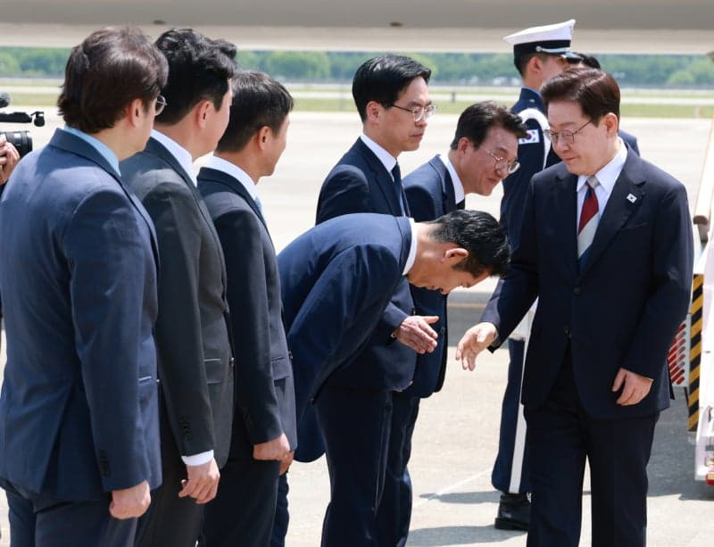 이 대통령 유럽 순방 마치고 귀국…정청래 90도 폴더인사에 "수고했습니다"