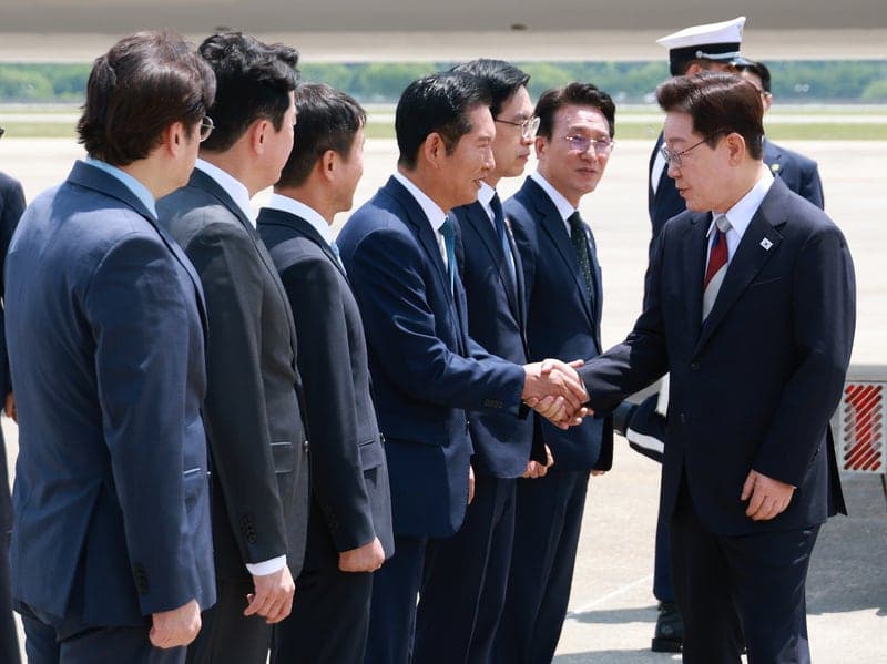 李대통령, 유럽 순방 마치고 귀국…김민석 총리·정청래 대표 영접
