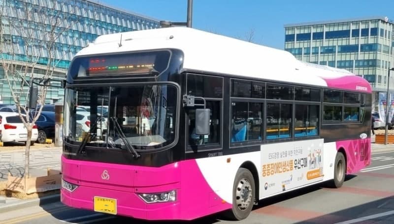 세종서 열흘만에 또 시내버스 돌진…정류장 덮쳐 중학생 1명 다쳐 병원 이송