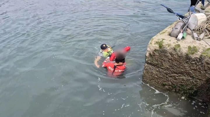 팽창식 구명조끼 먹통에도 영흥도 바다 추락 70대, 해경이 5분만에 구조
