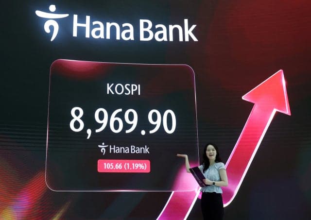 코스피 8900선 돌파, 장중 사상 최고치 경신