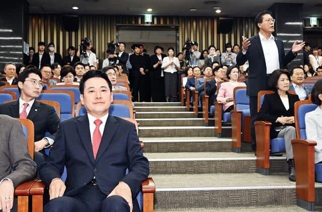 고성 오간 국힘 의총 "張 나가라"…'전국 재선거' 꺾이고 '사퇴 압박' 고조