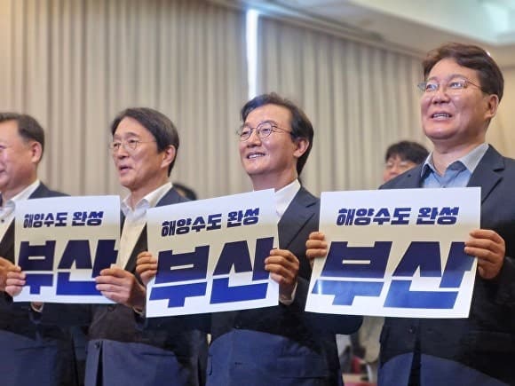 민주당 부산 당선자대회, 전재수 "당선자들 무거운 책임감 가져야"