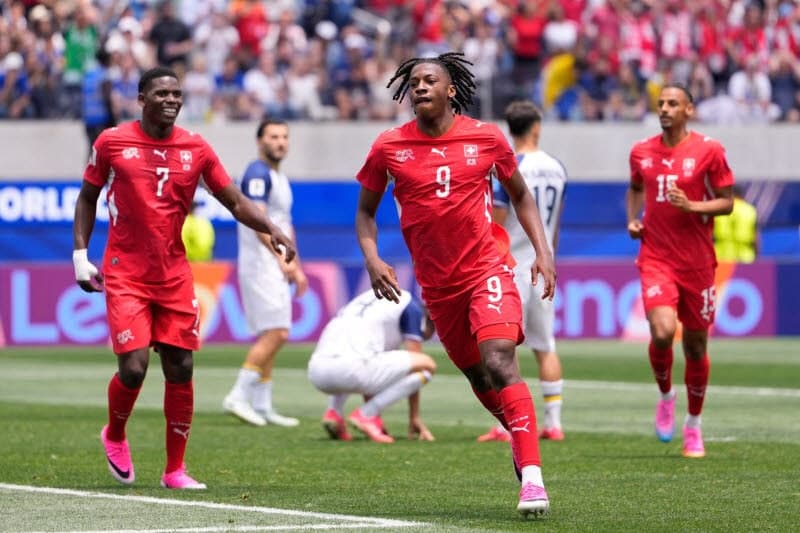 '20세 신예' 만잠비 멀티골…'교체 카드 적중!' 스위스, 보스니아 4-1 대파하며 B조 선두