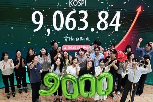 코스피 '9천' 고지 올랐다…1만피도 보인다, 반도체 대장주가 이끌고 외국인이 힘 보탰다