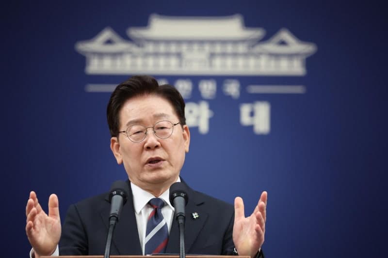 李 대통령 "트럼프와 북핵 문제 긴 대화…단계적 접근 고민해 볼 것"