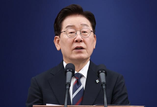 이 대통령 "트럼프, 美군함 10척 건조 의사 물어…가능하다고 답해"