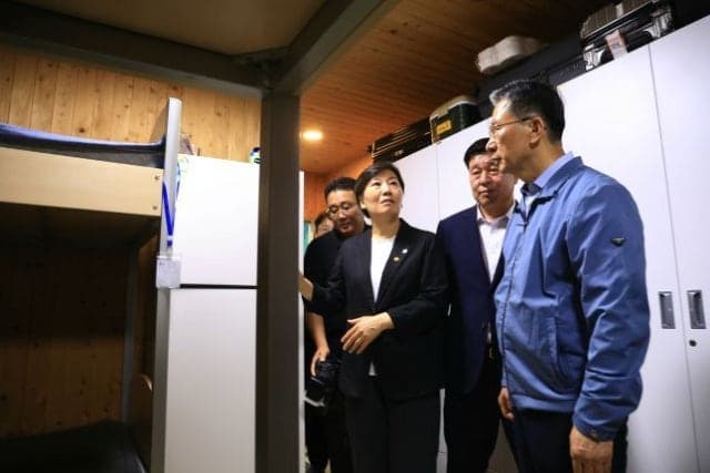 송미령·정성호 장관, 외국인 계절근로 현장 첫 합동점검…'비닐하우스 비극' 막는다