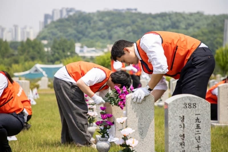 “호국보훈은 소중한 가치”…호반그룹 신입사원 30명, 현충원 봉사활동 전개