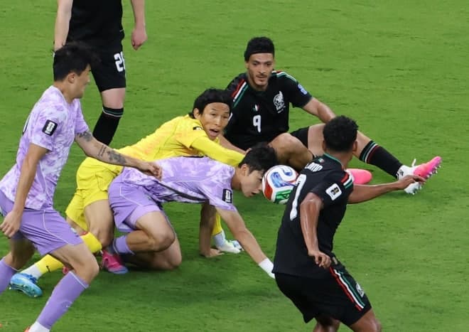 외신 "한국 골키퍼 끔찍한 실수" "재앙 같은 순간"…김승규 "더 집중했어야"