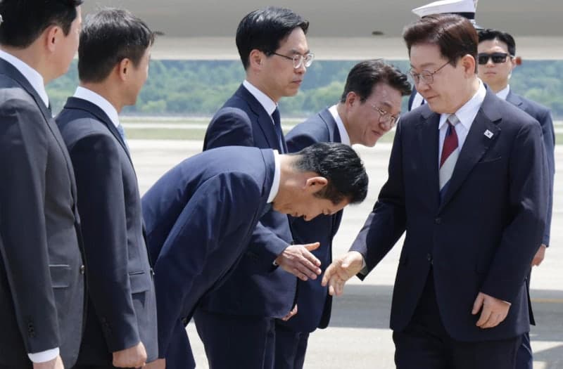 정청래, 李 대통령에 '폴더 인사' 뒤 "흔들리며 젖는 게 인생" 연임 의지