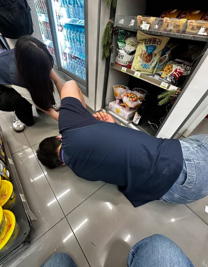 "한국인 친절은 세계최고"…인천공항 편의점 직원, 일본인 관광객 위해 바닥에 엎드려 '폭풍 감동'