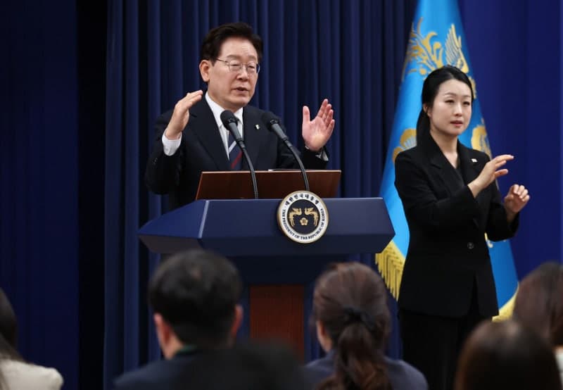 李대통령 "교황에 북·DMZ 방문 요청…트럼프 대통령, 美 군함 건조 문의"