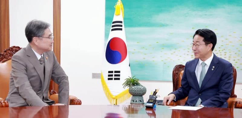 조정식 의장, 조현 장관 만나 "호르무즈 해협 韓선박 무사 복귀 잘 추진해 달라"