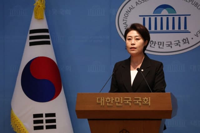 서지영 “사직구장은 부산 야구 자부심…재건축 중단 안 돼” 전재수표 북항 돔구장에 제동