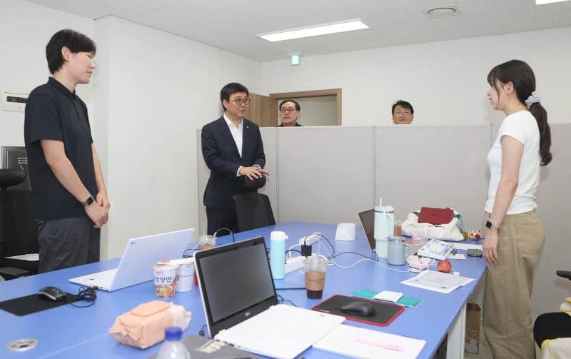 최휘영 장관, "핸드볼경기장 입주 단체 피해, 조속히 지원" 약속