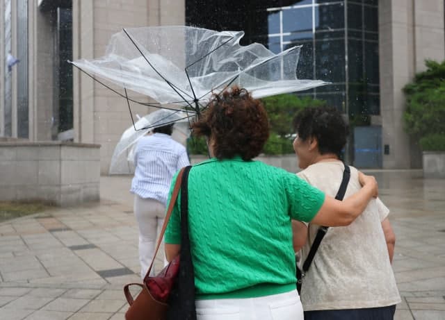 전국 비바람, 강원·제주 폭우…시설물·안전 유의
