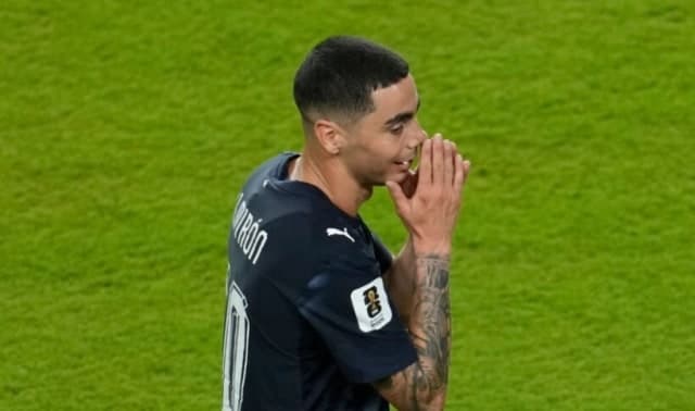 “입 가리기 퇴장” 파라과이 승리, FIFA 새 규정 논란