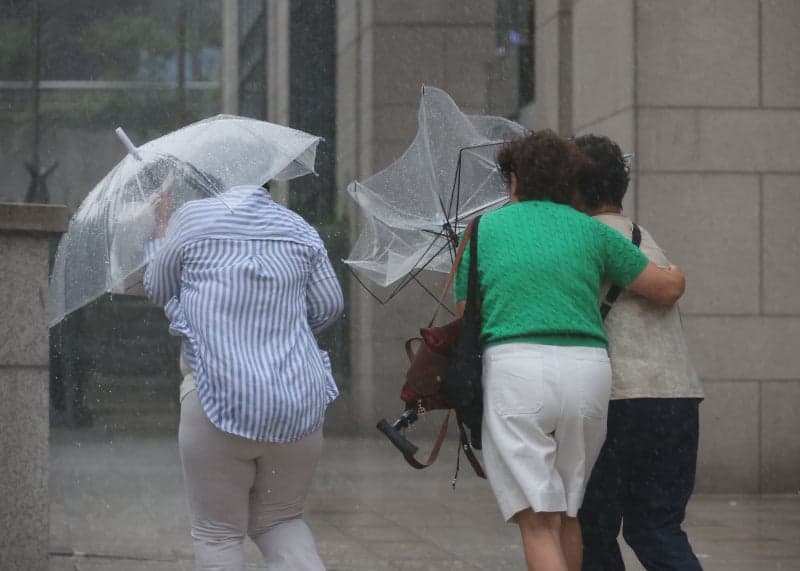 “주말에 꼭 우산 챙기세요”…전국 비바람 몰아치며 최대 200mm 폭우 예보