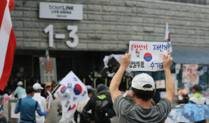 “개표소 시위에 웬 가스총?” 80대, 잠실개표소 시위 현장서 경찰에 제지당해