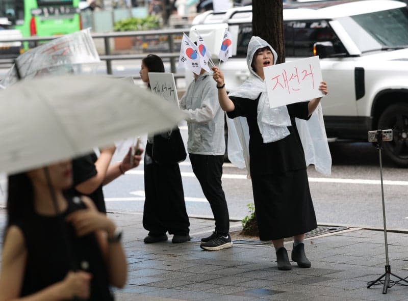 잠실 떠나 홍대로 옮긴 2030, '부정선거'에 선 긋고 "재선거" 외쳐