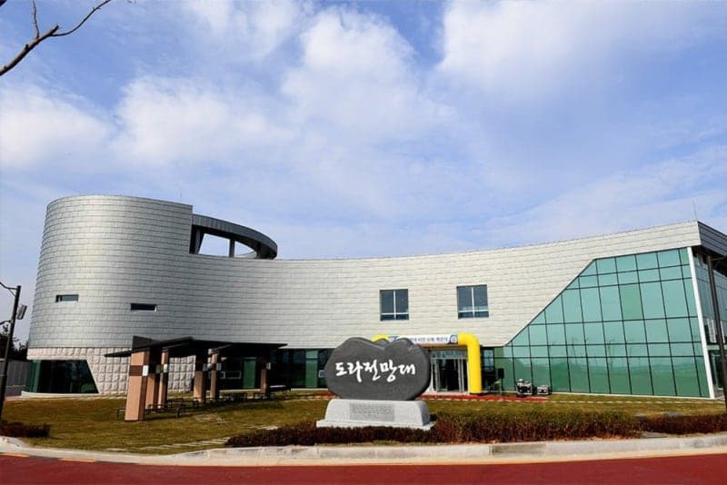 파주 도라전망대 향하던 관광버스 전도…외국인 포함 10명 부상