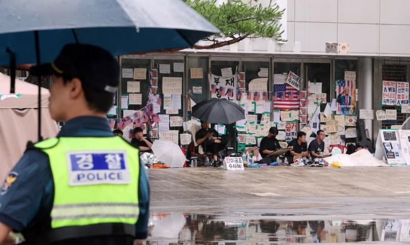 비오는 주말에도 '잠실 개표소 시위' 16일째…경찰, 불법행위 수사 확대