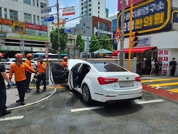70대 운전자 몰던 승용차 인도 덮쳐…보행자 1명 사망·3명 중경상