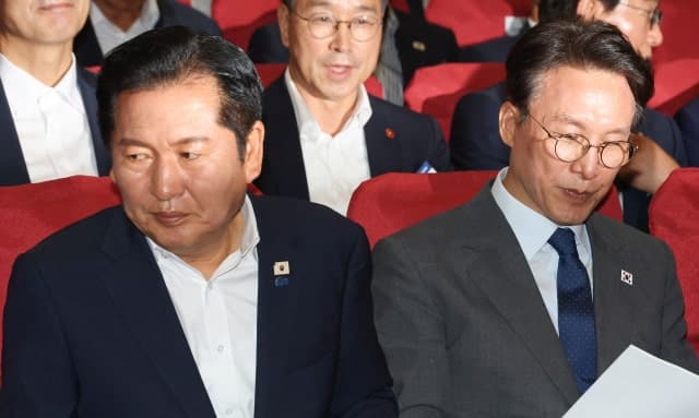 정청래 "당정청 원팀" vs 김민석 "대통령 중심"…민주 지선 당선자 워크숍서 신경전