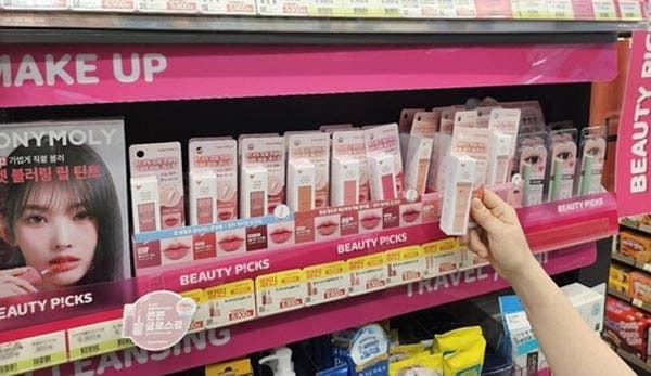 '초저가' 메이크업 열풍…편의점·마트 매출 최대 30%대 증가