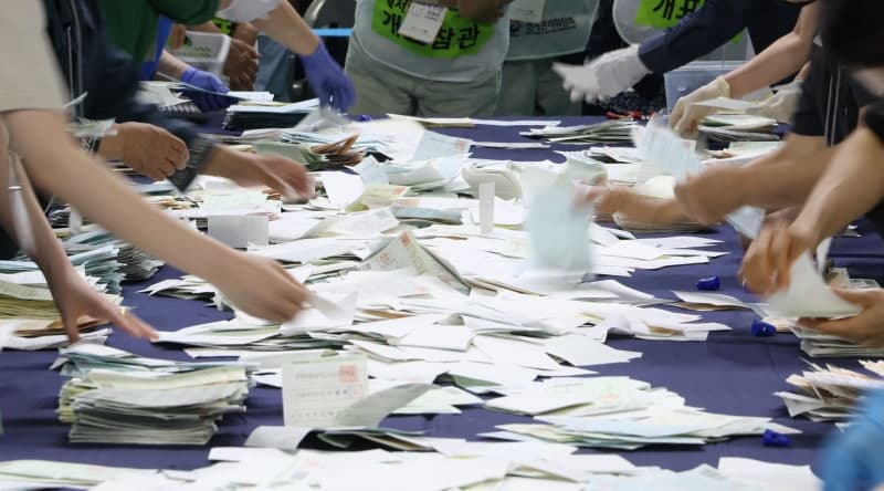 경찰, 창원 개표소 무단 출입 "개표 중단" 외친 50대 여성 등 2명 입건