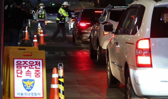 음주단속 피하려 경찰·택시 들이받고 도주한 현직 경찰, 구속영장 기각