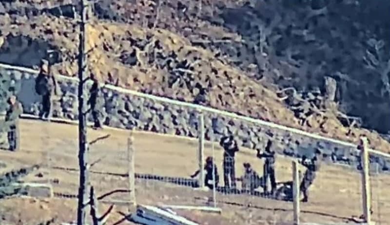 軍 "北, MDL 80~90m 앞 철조망 설치…명백한 정전협정 위반"
